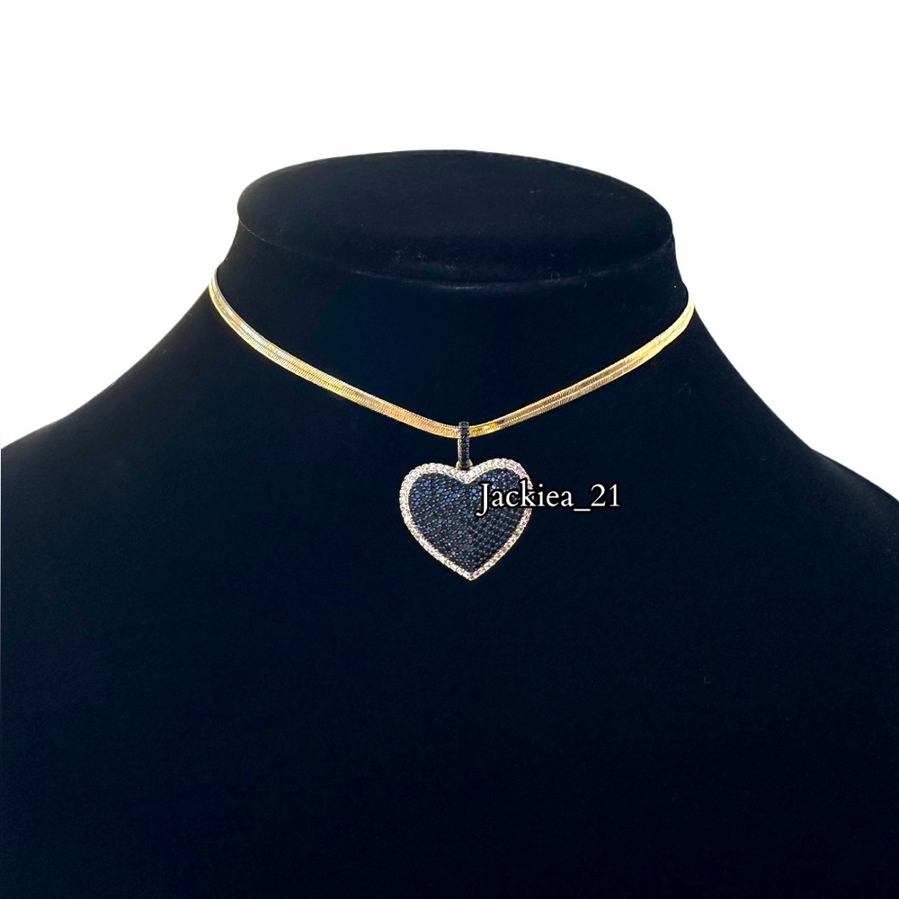 💙❤️ Elegant Black Heart Pendant Choker